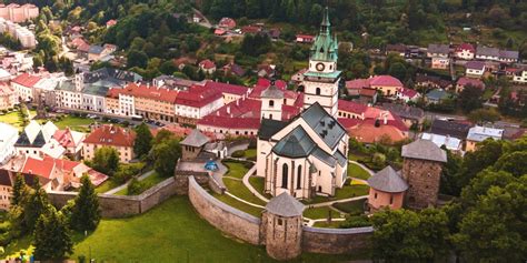 Historické centrum Kremnice s výhľadom na mestskú vežu