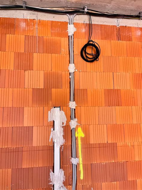 Ukážka neodbornej elektroinštalácie a jej rizík