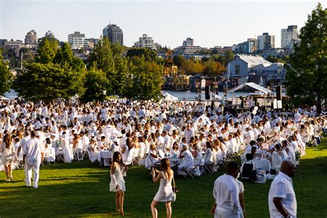 Ľudia oblečení v bielom na Dîner en blanc v Paríži