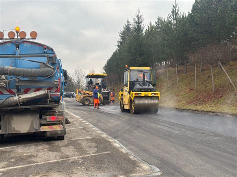 Proces frézovania starého asfaltu počas rekonštrukcie ciest