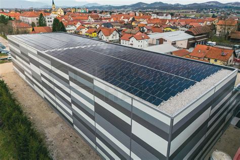 Fotovoltaické panely na výrobnej hale spoločnosti ATTACK
