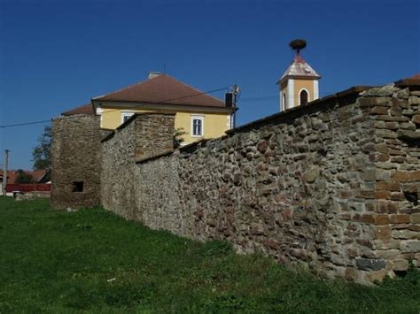Starý kamenný múr odolávajúci času