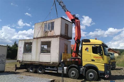 Vizualizácia dodávky stavebných materiálov s hydraulickou rukou