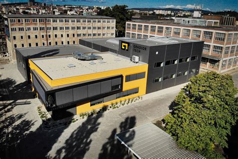 moderná administratívna budova s použitím strieborného ACP obkladu