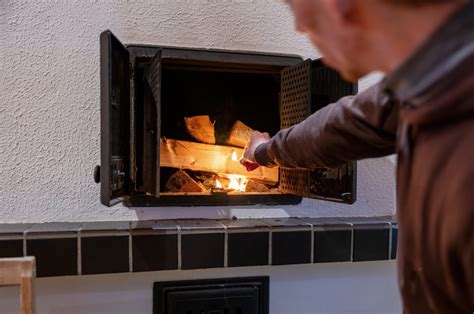 Zakázané materiály na spaľovanie v krbe