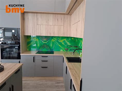 Kuchyňa so sklenenou zástenou s kvetinovým motívom