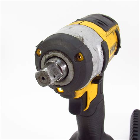 DeWALT rázový uťahovák DCF880