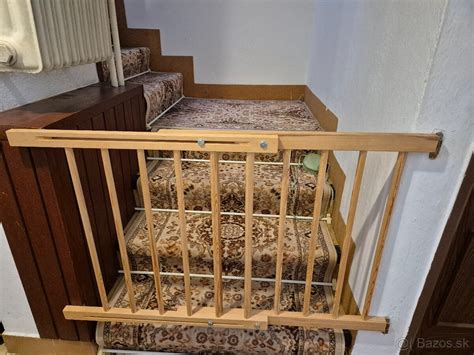Drevená bezpečnostná bránka na schodoch