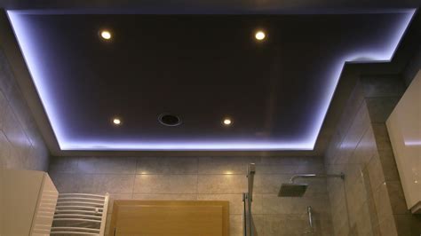 Moderné osvetlenie stropu s LED pásmi a reflektormi