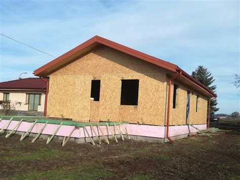 Koláž murovaného domu a drevodomu