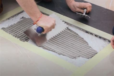 Nanášanie lepidla na podklad