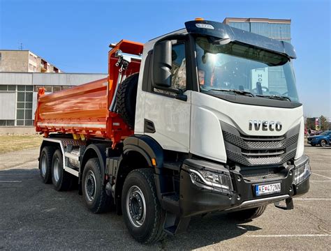 Nákladné vozidlá prepravujúce stavebné materiály po diaľnici