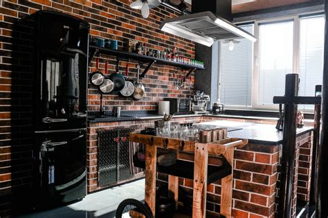 Industriálna kuchyňa s bielym obkladom imitujúcim betón