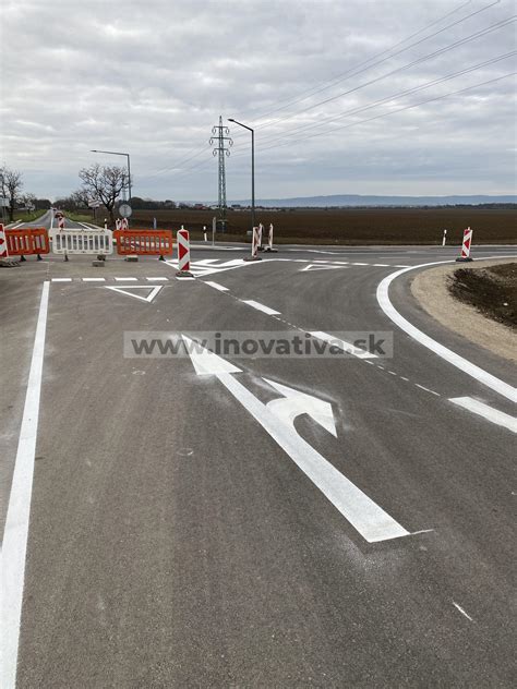 Tím inštalujúci dopravné značenie