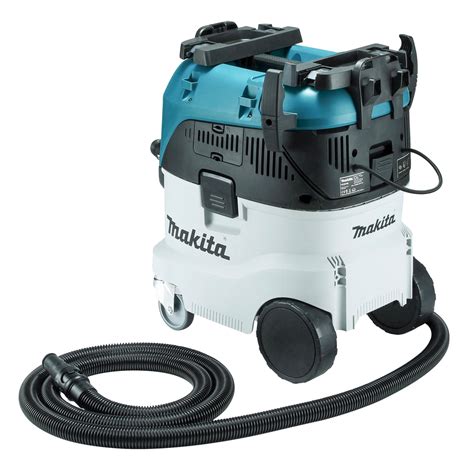 Detail veľkých koliesok a úchytov na Makita VC 4210 L