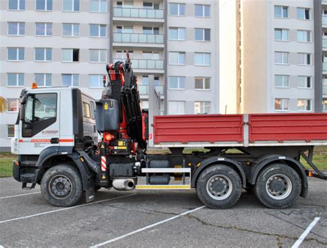 Nákladné vozidlo s hydraulickou rukou pre dopravu stavebného materiálu