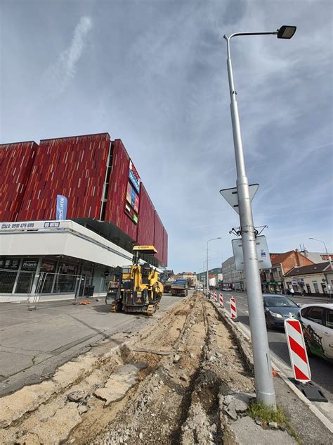 Práce na oprave dlažby Hviezdoslavovho námestia