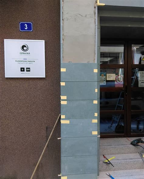Montáž betónového obkladu s lepidlom a škárovkou