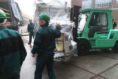 Zamestnanci pomáhajúci s nakládkou stavebného materiálu do auta zákazníka