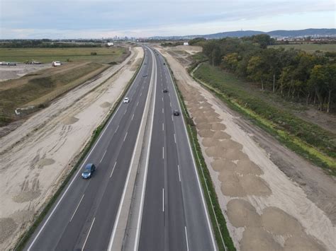 Pohľad na pokládku asfaltovej vozovky