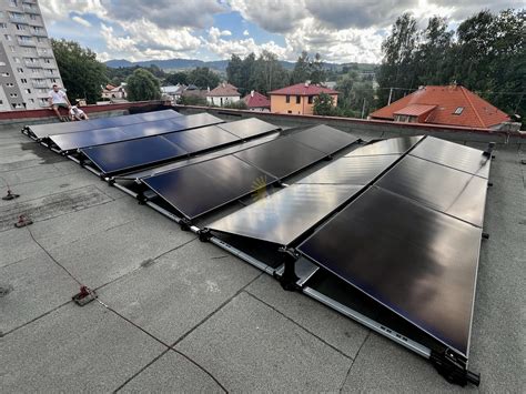 Detailné znázornenie inštalácie kolektorov na plochej streche s konštrukciou