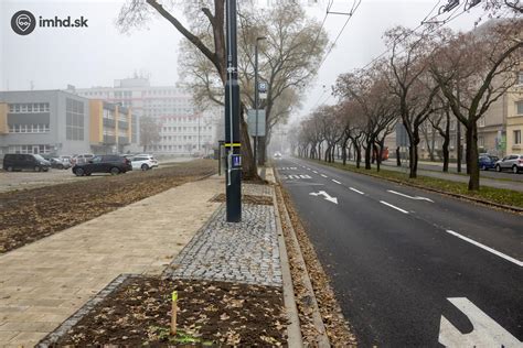 Moderná osvetlená ulica v meste po rekonštrukcii