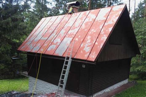 Príprava povrchu strechy pred náterom