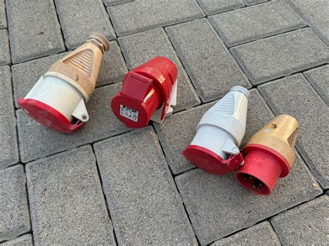 Rôzne typy CEE zásuviek a adaptérov