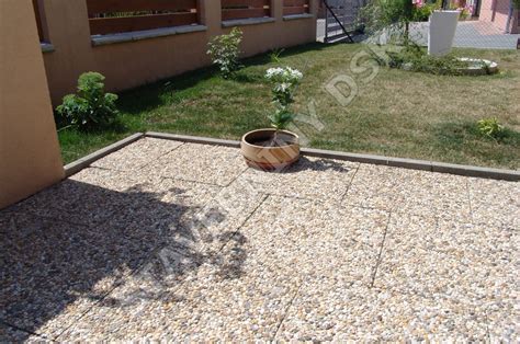 Vymývaná dlažba s rôznymi kamienkami