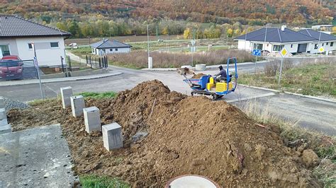 Bager vykonávajúci zemné práce