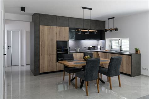 Moderná kuchyňa s keramickou dlažbou