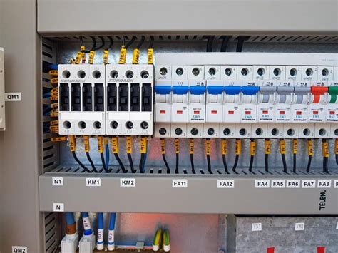 Elektrotechnik pri inštalácii rozvádzača