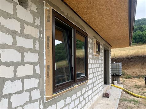 Príklad predsadenej montáže okna s rámom z extrudovaného polystyrénu