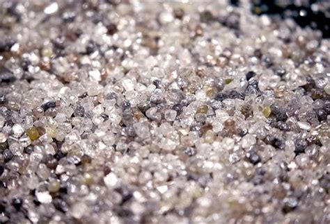 Neopracované a brúsené diamanty