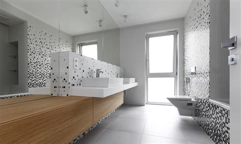 Kúpeľňa s detailmi zelenej mozaiky