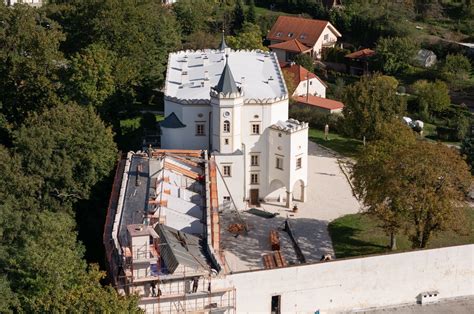 Pohľad na historickú architektúru kaštieľa v Moravanoch nad Váhom