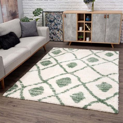 Príklad koberca s nízkym vlasom a shaggy koberca