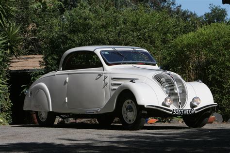 Historický Peugeot 402 Éclipse Décapotable s otvorenou strechou