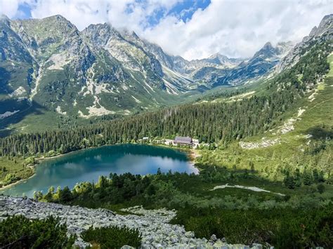 Výhľad na Popradské pleso s vrcholom Ostrva v pozadí
