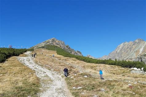 Pohľad na Chatu pod Soliskom a stúpajúci chodník na vrchol