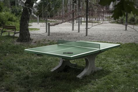 Vonkajší betónový stôl na stolný tenis v parku