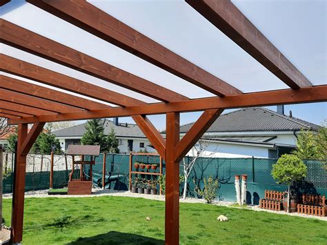 Drevená pergola s bočnou zástenou a nábytkom na terase