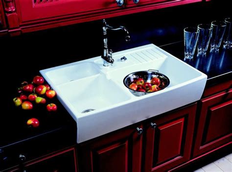 Keramický Belfast drez v kombinácii s otvorenými policami