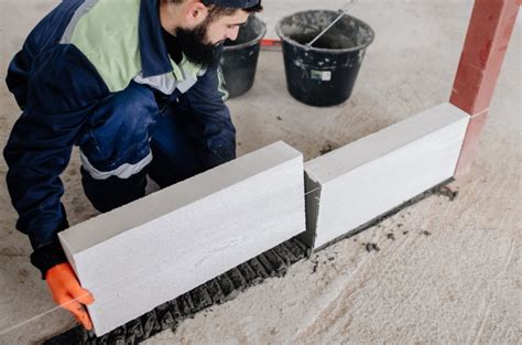 Nanášanie lepidla na tvárnice