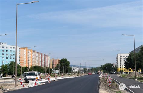 Fotografia poškodenej cesty s popraskaným asfaltom a zosunutým krajnicou