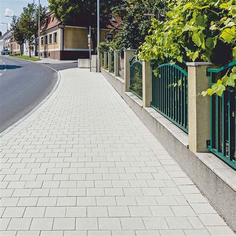 Aplikácie metličkového betónu - chodníky a parkoviská
