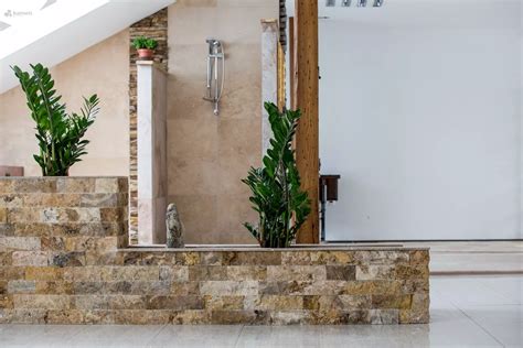 Predsieň s dekoratívnym kamenným obkladom