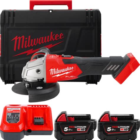 Uhlová brúska Milwaukee M18 CAG pri práci