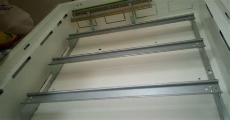Interiér elektrického rozvádzača s DIN lištami