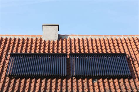 Solárne kolektory na streche rodinného domu pre ohrev vody